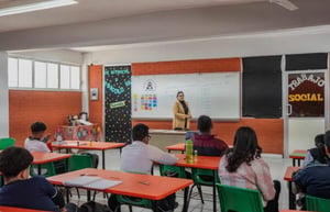 Luego de permanecer cerca de tres meses bajo un esquema de educación combinada, estudiantes de la Secundaria Oliverio Martínez de Hoyos retomaron