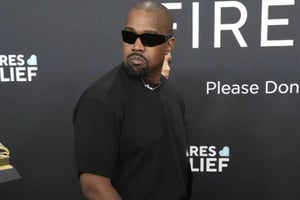 La marca Yeezy, fundada por Kanye West, enfrenta una demanda por presunto incumplimiento de contrato y adeudos superiores a 150 mil dólares.  La firma de moda