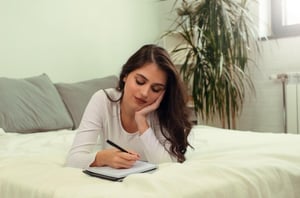 Cada vez más expertos en sueño, salud mental y productividad coinciden en una idea clave: la forma en que una persona cierra su día tiene un impacto directo