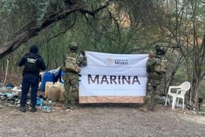 Autoridades aseguraron 11 mil 800 litros de diésel abandonado en Arteaga, Michoacán, durante operativos conjuntos contra el tráfico ilegal de hidrocarburos.