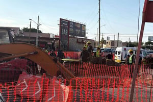 Un trabajador murió y otro resultó lesionado tras un desprendimiento de tierra en la obra vial Abastos-Independencia de Torreón, Coahuila, informaron