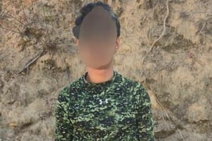 Un civil fue detenido tras un ataque armado contra militares en Badiraguato, Sinaloa; autoridades aseguraron armas, explosivos, droga y equipo táctico.