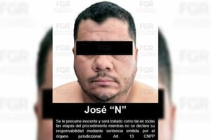La FGR detuvo en Guadalajara a “El Chipo”, presunto operador financiero ligado al CJNG, tras cateos donde aseguraron armas, droga y vehículos.  La Fiscalía