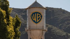 La adquisición de Warner Bros. Discovery avanza con una compleja estrategia financiera respaldada por una venta de deuda de 49 mil millones de dólares.