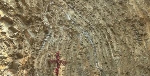 Trabajadores de una obra carretera en Aquismón aseguraron encontrar una figura similar a la Virgen de Guadalupe en una roca, generando reacciones