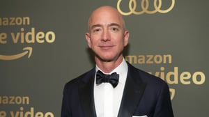 Jeff Bezos defendió eliminar el impuesto federal sobre la renta para trabajadores de bajos ingresos en Estados Unidos durante una entrevista televisiva este