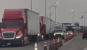 Fue captada una riña en el puente internacional número 2, en Piedras Negras–Eagle Pass, protagonizada por operadores de quinta rueda, derivada de las largas