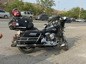 Motociclista se salva de caer tras impacto por alcance.  La circulación sobre la calle Prolongación Industrial se vio afectada la mañana de este miércoles