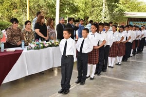 Madres de familia en Coahuila aseguran que las graduaciones escolares continúan generando gastos importantes pese a recomendaciones oficiales para realizar