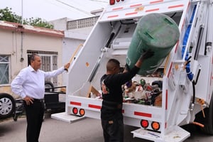 El alcalde Óscar Ríos Ramírez supervisó rutas de recolección de basura en San Juan de Sabinas, revisando operación de unidades y seguimiento a servicios