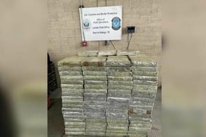 Autoridades fronterizas decomisaron 745 kilos de metanfetamina ocultos en un cargamento de lechugas que intentaba ingresar de Reynosa hacia Estados Unidos.