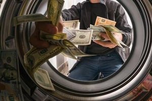 Autoridades estadounidenses acusaron a dos ciudadanos chinos por presunto lavado de dinero para el CJNG y el Cártel de Sinaloa mediante operaciones