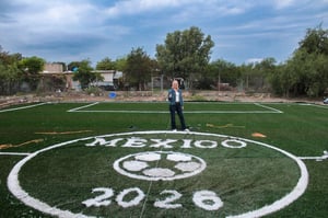 La construcción de una nueva cancha deportiva en el Ejido La Cuchilla avanza con supervisión municipal para fortalecer la convivencia social y fomentar