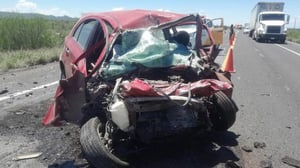 El accidente movilizó a cuerpos de auxilio de Mina.  Un aparatoso choque frontal entre un automóvil compacto y una camioneta pick up dejó como saldo