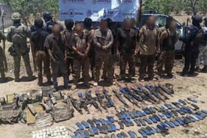 Elementos de Marina y fuerzas federales detuvieron a 13 presuntos integrantes del crimen organizado tras un ataque armado registrado en el sur de Sinaloa.
