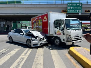Tráfico detenido tras fuerte impacto.  Un accidente entre un camión repartidor y un vehículo de lujo paralizó por varios minutos el cruce del bulevar