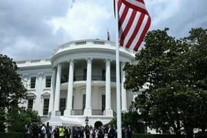 Un tiroteo cerca de la Casa Blanca dejó dos personas heridas y provocó un intenso despliegue de seguridad del Servicio Secreto en Washington.  Agentes
