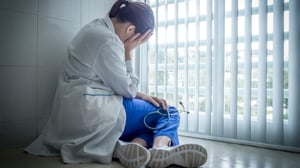 Un estudio reciente señala que el estrés laboral y las molestias cotidianas del trabajo son factores clave por los que muchos médicos abandonan la práctica