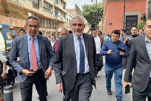 Versiones difundidas en redes sociales señalan que Adán Augusto López estaría hospitalizado por presuntos problemas cardíacos en el Estado de México.