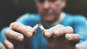 Aunque cada año millones de personas intentan dejar el tabaco, abandonar este hábito sigue siendo uno de los retos más difíciles en salud pública. Esto