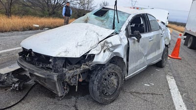 Auto vuelca en la carretera Monclova-Sabinas y conductor resulta lesionado