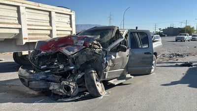 Fuerte choque entre dos camionetas Dodge Ram en Monclova