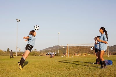 Cambio de reglas: Reducción del riesgo de conmoción cerebral para los niños de fútbol