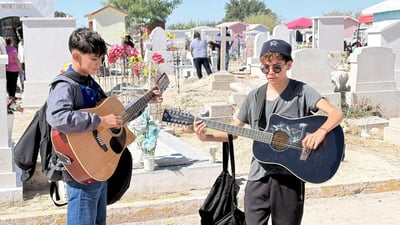Jóvenes cantan por amor a los difuntos en el Panteón Guadalupe