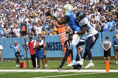 Justin Herbert se recupera de una intercepción para touchdown y Chargers vencen 27-20 a Titans