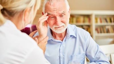 ¿Tu familiar olvida cosas recientes? Podría ser Alzheimer: qué hacer