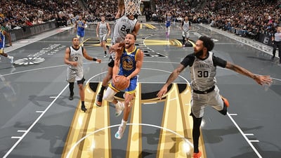 Los Warriors vencen a los Spurs con un Curry de récord