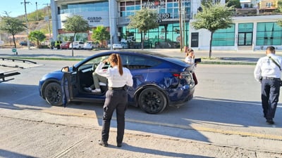 Choque entre conductoras en la colonia Guadalupe deja solo daños materiales