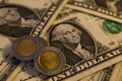 Dólar sube y peso inicia jornada con ligera depreciación