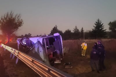 10 muertos y más de 20 heridos tras volcadura de autobús en Michoacán