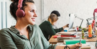 ¿Escuchar música te hace más productivo en el trabajo? La ciencia responde