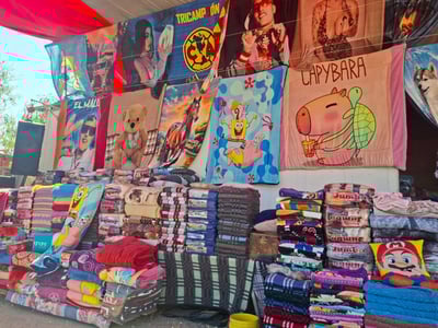 Comerciantes de cobertores impulsan la economía invernal en Sabinas