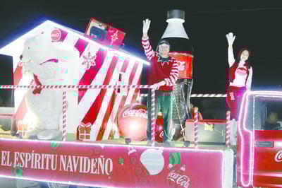 Coca-Cola Sabinas ilumina la ciudad con desfile navideño