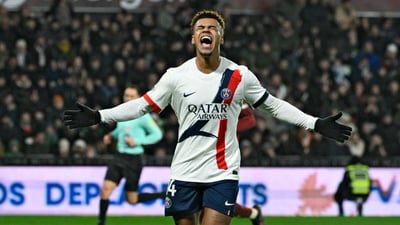 El PSG padece ante el Metz, pero rescata un triunfo clave rumbo al liderato