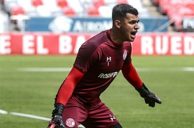 Luis García demostró grandeza bajo los tres palos