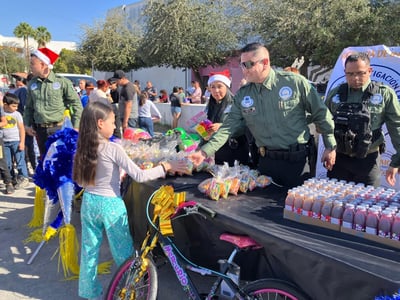 AIC lleva espíritu navideño a niñas y niños de Monclova
