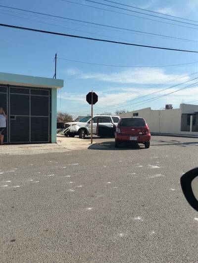 Auto y camioneta provocan choque en Nueva Rosita