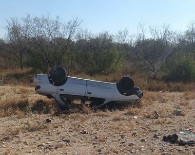 Joven conductor protagoniza volcadura en cruce de la colonia Periodistas