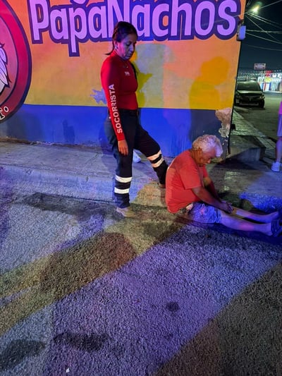 Hombre en estado de ebriedad sufre caída en la vía pública