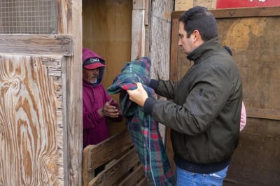 Entrega Javier Díaz apoyos en la Omega por el Frente Frío 25