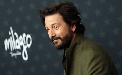Diego Luna y Eugenio Derbez en alfombra de Critics Choice Awards