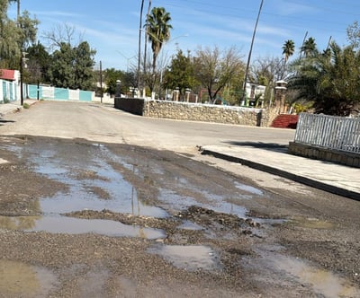 Fuga de agua en colonia Roma preocupa a vecinos San Juan de Sabinas