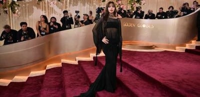 Una alfombra roja elegante y política en los Globos de Oro