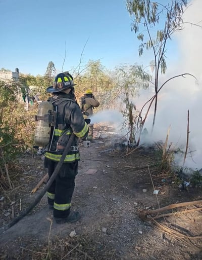 Incendio en terreno baldío moviliza a Bomberos de Monclova en la colonia Santa Bárbara