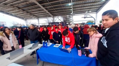 Estudiantes Descubren Nuevas Oportunidades en la Feria 'Alas para el Futuro’