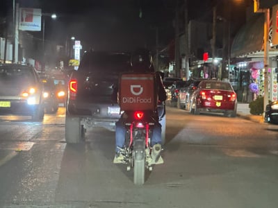 Motociclistas de Didi Food circulan sin placas y sin sanciones mientras otros enfrentan altas multas en Sabinas